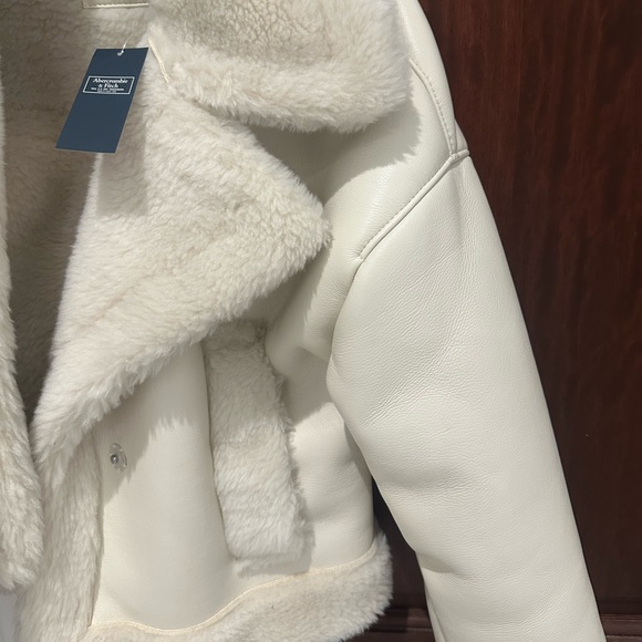 Abercrombie & Fitch Oversized Shearling Sherpa lined Jacket in white - Picture 5 of 8